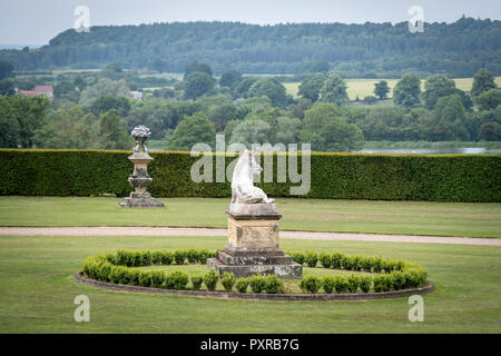 Klassische Wildschwein Skulptur in den Gärten von Schloss Howard, Yorkshire, Großbritannien Stockfoto