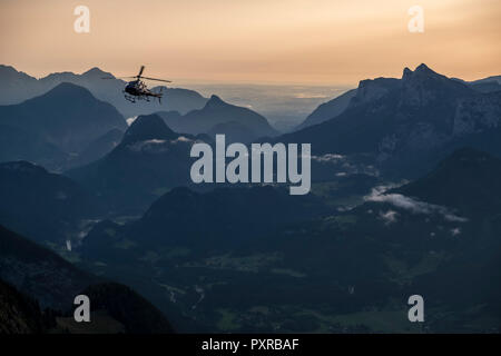 Österreich, Salzburg Land, Loferer Steinberge, Hubschrauber in der Bergwelt in der Dämmerung Stockfoto