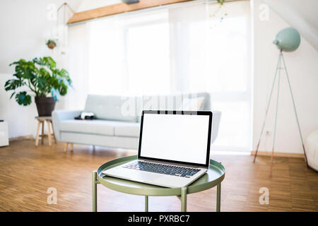 Laptop auf den Tisch zu Hause. Stockfoto