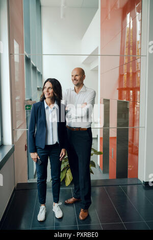 Porträt eines erfolgreichen Business Team, stehend im Amt builging Stockfoto