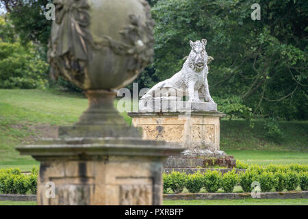 Klassische Wildschwein Skulptur in den Gärten von Schloss Howard, Yorkshire, Großbritannien Stockfoto