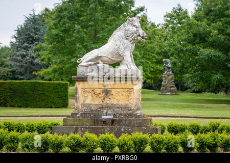 Klassische Wildschwein Skulptur in den Gärten von Schloss Howard, Yorkshire, Großbritannien Stockfoto