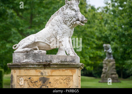 Klassische Wildschwein Skulptur in den Gärten von Schloss Howard, Yorkshire, Großbritannien Stockfoto