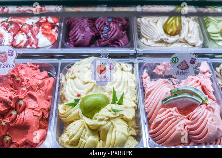 Polnische Eiscreme (Lodi) in verschiedenen Geschmacksrichtungen in Krakau, Polen Stockfoto