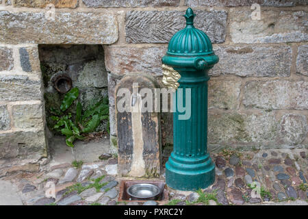 Eine kleine Hydrant dient als Bewässerung station für Hunde, Robin Hood's Bay, Yorkshire, Großbritannien Stockfoto