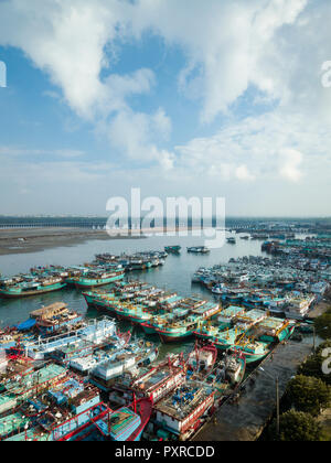 Indonesien, Bali, Luftaufnahme Hafen mit Schiffen Stockfoto