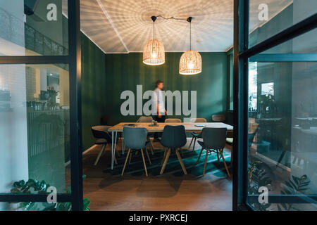 Mann alleine im Büro seiner Start-up-Unternehmen, lange Arbeitszeiten Stockfoto