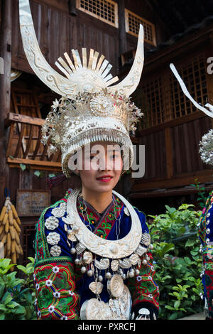 China, Yunnan, Portrait eines jungen Miao Frau in traditioneller Kleidung und Kopfbedeckung Stockfoto