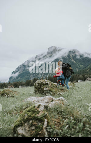 Österreich, Vorarlberg, Mellau, Mutter und Kind auf eine Reise in die Berge Stockfoto