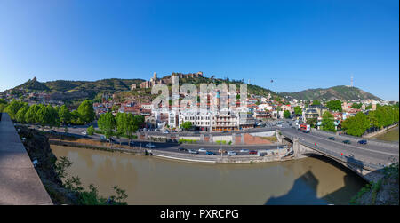 Georgien, Tiflis, Stadt Blick über Kura, mit Festung Narikala im Hintergrund Stockfoto