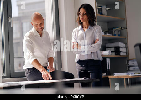 Zwei Architekten, die im Büro, diskutieren Blueprints Stockfoto