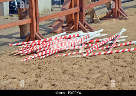 Gebrochene Holz- stangen liegen auf dem Sand der Arena nach der ritterlichen Turnier. Natürliche Materialien sind für die moderne Rekonstruktion historischer verwendet Stockfoto