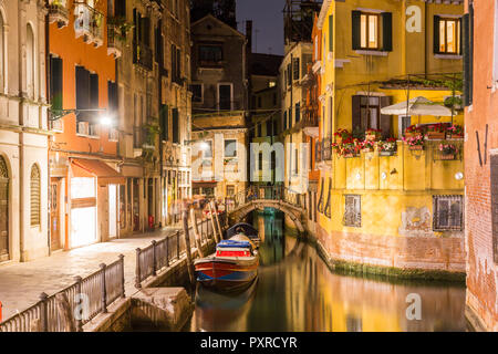 Italien, Venedig, Canal und Häuser bei Nacht Stockfoto