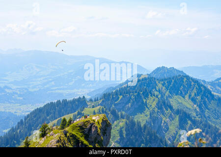 Deutschland, Bayern, Allgaeu, Oberallgaeu, Oberstaufen, Allgäu Alpen, Blick vom Hochgrat, Nagelfluhkette, Gleitschirm Stockfoto