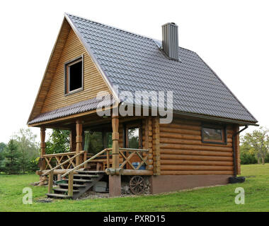 Die Wände des neuen kein Name handgefertigte Dorf in Apple Gartenhaus sind aus der Runde aus Kiefer. Auf der Oberseite im ländlichen Schuß isoliert Stockfoto