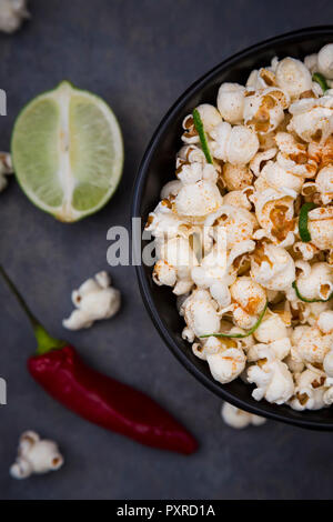 Schüssel mit Popcorn gewürzt mit Chili und Kalk Stockfoto