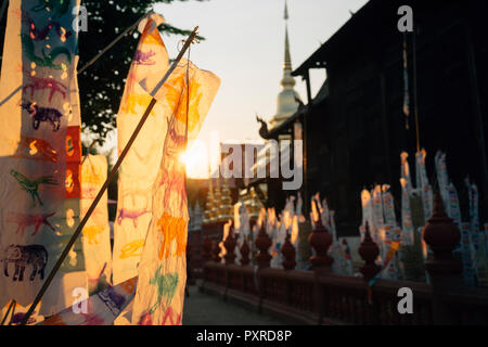 Thailand, Chiang Mai, Sonnenuntergang mit Dekorationen in das Neue Jahr am Wat Phan Tao buddhistischen Tempel feiern Stockfoto