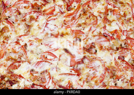 Ofen gebackene Kartoffel mit Fleisch, Käse und Tomaten. Dies ist das Ende des Prozesses der Kochen Fleisch im französischen Stil. Studio Top view Shot Stockfoto