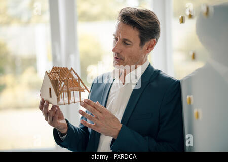 Reifen Geschäftsmann, wenn er sein Wissen mit jüngeren Kollegen Stockfoto