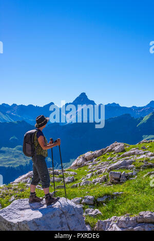 Am Nebelhorn Koblat, 2224 m, dahinter der Hochvogel (2592m), Allgäuer Alpen, Allgäu, Bayern, Deutschland, Europa Stockfoto