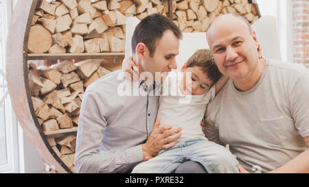 Abendessen mit der Familie. Familie empfängt Gäste, ein festliches Meeting. Großvater, Sohn und Enkel, verschiedene Generationen Stockfoto