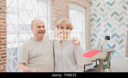 Abendessen mit der Familie. Familie empfängt Gäste, ein festliches Meeting. Gerne Reifes Paar, Mann und Frau Stockfoto