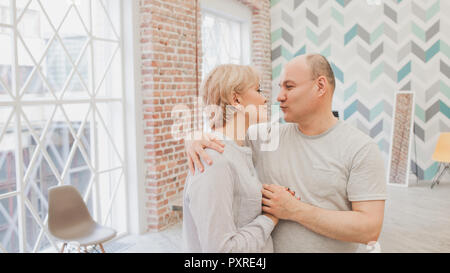 Abendessen mit der Familie. Familie empfängt Gäste, ein festliches Meeting. Gerne Reifes Paar, Mann und Frau Stockfoto