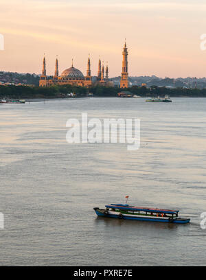 Eine Ansicht vom islamischen Zentrum samarinda und den Mahakam Fluss über den mahakam Brücke gesehen Stockfoto