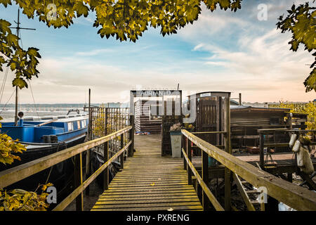 Steg führt zu zwei barge basierte Hausboote an Pin Mill. Stockfoto