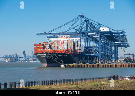 Blick auf den Hafen von Felixstowe zeigt einige seiner 33 Brückenkräne Stockfoto