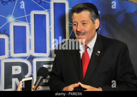 (181023) - HOUSTON, Oktober 23, 2018 (Xinhua) - Bürgermeister von Laredo Pete Saenz erhält ein Interview mit Xinhua in Laredo, Texas, USA, Sept. 19, 2018. Laredo, einer Stadt mit einer Bevölkerung von etwa 250.000 in den südlichen US-Bundesstaat Texas in den Vereinigten Staaten, besitzt den größten Binnenhafen entlang der Südgrenze der USA, die auch den Zweiten betriebsamsten Hafen insgesamt im Land. China ist die Stadt der zweitgrößte Handelspartner, mit benachbarten Mexiko der Erste. Chinas Handelsvolumen mit Laredo erhöhte 5,23 Prozent auf 4,02 Milliarden US-Dollar in 2017. (Xinhua / Liu Liwei) Das Foto geht mit dem Arti Stockfoto