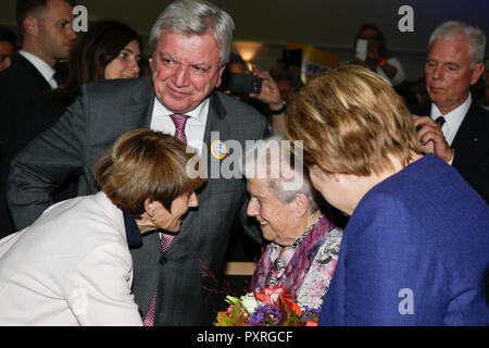 Dieburg, Deutschland. 23. Oktober 2018. Angela Merkel (rechts), der Bundeskanzler von Deutschland, Volker Bouffier (2. links), Ministerpräsident des deutschen Bundeslandes Hessen, und seine Frau Ursula (links) gratulieren CDU Mitglied Frau Leer (2. rechts), die ihren 100. Geburtstag gefeiert. Die deutsche Bundeskanzlerin Angela Merkel besuchte eine politische Kundgebung ihrer CDU in Dieburg vor der bevorstehenden Landtagswahl in Hessen. Quelle: Michael Debets/Alamy leben Nachrichten Stockfoto