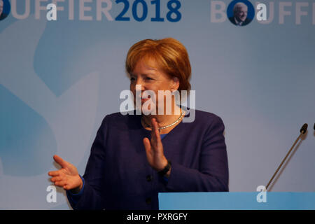 Dieburg, Deutschland. 23. Oktober 2018. Angela Merkel, Bundeskanzlerin der Bundesrepublik Deutschland, spricht an der Wahl Rallye. Die deutsche Bundeskanzlerin Angela Merkel besuchte eine politische Kundgebung ihrer CDU in Dieburg vor der bevorstehenden Landtagswahl in Hessen. Quelle: Michael Debets/Alamy leben Nachrichten Stockfoto