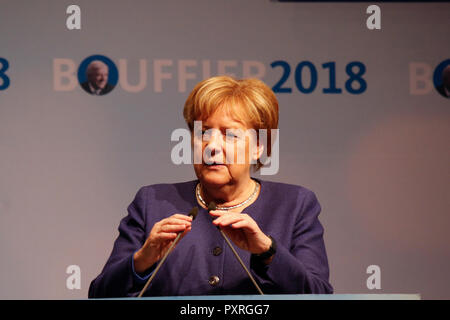 Dieburg, Deutschland. 23. Oktober 2018. Angela Merkel, Bundeskanzlerin der Bundesrepublik Deutschland, spricht an der Wahl Rallye. Die deutsche Bundeskanzlerin Angela Merkel besuchte eine politische Kundgebung ihrer CDU in Dieburg vor der bevorstehenden Landtagswahl in Hessen. Quelle: Michael Debets/Alamy leben Nachrichten Stockfoto