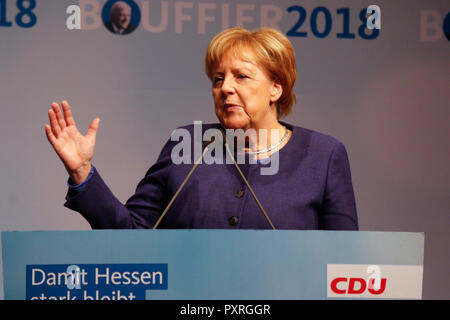 Dieburg, Deutschland. 23. Oktober 2018. Angela Merkel, Bundeskanzlerin der Bundesrepublik Deutschland, spricht an der Wahl Rallye. Die deutsche Bundeskanzlerin Angela Merkel besuchte eine politische Kundgebung ihrer CDU in Dieburg vor der bevorstehenden Landtagswahl in Hessen. Quelle: Michael Debets/Alamy leben Nachrichten Stockfoto