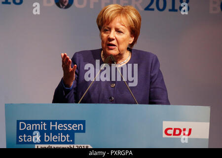 Dieburg, Deutschland. 23. Oktober 2018. Angela Merkel, Bundeskanzlerin der Bundesrepublik Deutschland, spricht an der Wahl Rallye. Die deutsche Bundeskanzlerin Angela Merkel besuchte eine politische Kundgebung ihrer CDU in Dieburg vor der bevorstehenden Landtagswahl in Hessen. Quelle: Michael Debets/Alamy leben Nachrichten Stockfoto