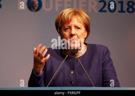 Dieburg, Deutschland. 23. Oktober 2018. Angela Merkel, Bundeskanzlerin der Bundesrepublik Deutschland, spricht an der Wahl Rallye. Die deutsche Bundeskanzlerin Angela Merkel besuchte eine politische Kundgebung ihrer CDU in Dieburg vor der bevorstehenden Landtagswahl in Hessen. Quelle: Michael Debets/Alamy leben Nachrichten Stockfoto