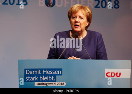 Dieburg, Deutschland. 23. Oktober 2018. Angela Merkel, Bundeskanzlerin der Bundesrepublik Deutschland, spricht an der Wahl Rallye. Die deutsche Bundeskanzlerin Angela Merkel besuchte eine politische Kundgebung ihrer CDU in Dieburg vor der bevorstehenden Landtagswahl in Hessen. Quelle: Michael Debets/Alamy leben Nachrichten Stockfoto