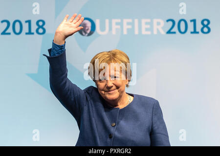 Dieburg, Deutschland. 23 Okt, 2018. Bundeskanzlerin Angela Merkel (CDU) Wellen von der Bühne in der Römerhalle. Einen neuen Landtag in Hessen am 28.10.2008 gewählt werden. 2018. Credit: Silas Stein/dpa/Alamy leben Nachrichten Stockfoto