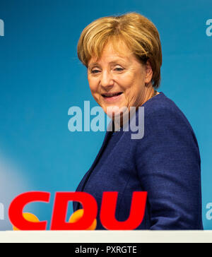 Dieburg, Deutschland. 23 Okt, 2018. Bundeskanzlerin Angela Merkel (CDU) übergibt einen CDU-Logo in der Römerhalle. Einen neuen Landtag in Hessen am 28.10.2008 gewählt werden. 2018. Credit: Silas Stein/dpa/Alamy leben Nachrichten Stockfoto