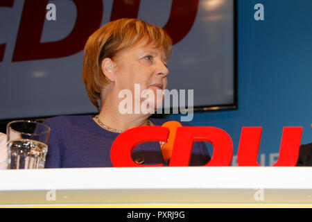 Dieburg, Deutschland. 23. Oktober 2018. Angela Merkel, Bundeskanzler von Deutschland, wird dargestellt, bei der Wahl Rallye. Die deutsche Bundeskanzlerin Angela Merkel besuchte eine politische Kundgebung ihrer CDU in Dieburg vor der bevorstehenden Landtagswahl in Hessen. Mit weniger als eine Woche bis zur Wahl gehen, die CDU ist immer noch die Umfragen, aber Gas verloren mehr als 10% im Vergleich zu den letzten Wahlen. Stockfoto