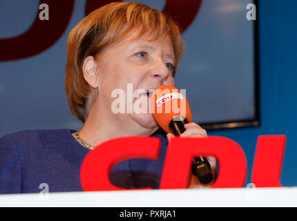 Dieburg, Deutschland. 23. Oktober 2018. Angela Merkel, Bundeskanzlerin der Bundesrepublik Deutschland, spricht an der Wahl Rallye. Die deutsche Bundeskanzlerin Angela Merkel besuchte eine politische Kundgebung ihrer CDU in Dieburg vor der bevorstehenden Landtagswahl in Hessen. Mit weniger als eine Woche bis zur Wahl gehen, die CDU ist immer noch die Umfragen, aber Gas verloren mehr als 10% im Vergleich zu den letzten Wahlen. Stockfoto