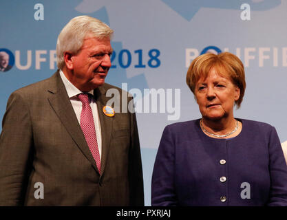 Dieburg, Deutschland. 23. Oktober 2018. Angela Merkel (rechts), der Kanzler der Bundesrepublik Deutschland, und Volker Bouffier, der Ministerpräsident des deutschen Bundeslandes Hessen, abgebildet bei der Wahl Rallye. Die deutsche Bundeskanzlerin Angela Merkel besuchte eine politische Kundgebung ihrer CDU in Dieburg vor der bevorstehenden Landtagswahl in Hessen. Mit weniger als eine Woche bis zur Wahl gehen, die CDU ist immer noch die Umfragen, aber Gas verloren mehr als 10% im Vergleich zu den letzten Wahlen. Stockfoto