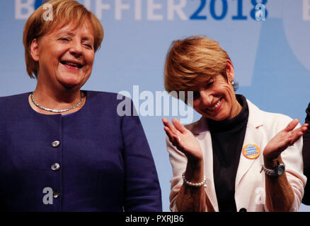 Dieburg, Deutschland. 23. Oktober 2018. Angela Merkel (links), der Bundeskanzler von Deutschland, und Ursula Bouffier (rechts), die Frau von Volker Bouffier, der Ministerpräsident des deutschen Bundeslandes Hessen, abgebildet bei der Wahl Rallye. Die deutsche Bundeskanzlerin Angela Merkel besuchte eine politische Kundgebung ihrer CDU in Dieburg vor der bevorstehenden Landtagswahl in Hessen. Mit weniger als eine Woche bis zur Wahl gehen, die CDU ist immer noch die Umfragen, aber Gas verloren mehr als 10% im Vergleich zu den letzten Wahlen. Stockfoto