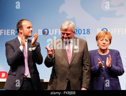 Dieburg, Deutschland. 23. Oktober 2018. Kommunalwahl Kandidat Lutz Kohler, Volker Bouffier, der Ministerpräsident des deutschen Bundeslandes Hessen, und Angela Merkel, die Kanzlerin von Deutschland, sind bei der Wahl zu sammeln von links nach rechts. Die deutsche Bundeskanzlerin Angela Merkel besuchte eine politische Kundgebung ihrer CDU in Dieburg vor der bevorstehenden Landtagswahl in Hessen. Mit weniger als eine Woche bis zur Wahl gehen, die CDU ist immer noch die Umfragen, aber Gas verloren mehr als 10% im Vergleich zu den letzten Wahlen. Stockfoto