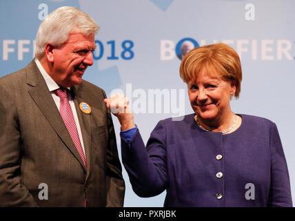 Dieburg, Deutschland. 23. Oktober 2018. Angela Merkel (rechts), der Kanzler der Bundesrepublik Deutschland, und Volker Bouffier, der Ministerpräsident des deutschen Bundeslandes Hessen, abgebildet bei der Wahl Rallye. Die deutsche Bundeskanzlerin Angela Merkel besuchte eine politische Kundgebung ihrer CDU in Dieburg vor der bevorstehenden Landtagswahl in Hessen. Mit weniger als eine Woche bis zur Wahl gehen, die CDU ist immer noch die Umfragen, aber Gas verloren mehr als 10% im Vergleich zu den letzten Wahlen. Stockfoto