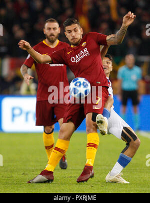 Rom, Italien, 23. Oktober, 2018. Roma's Lorenzo Pellegrini, links mit CSKA Moskau Ilzat Akhmetov während der Champions League Gruppe G Fußballspiel zwischen Roma und CSKA Moskau im Olympischen Stadion in Frage gestellt. Roma gewann 3-0. © Riccardo De Luca UPDATE BILDER/Alamy leben Nachrichten Stockfoto