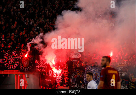 Rom, Italien, 23. Oktober, 2018. CSKA Moskau Fans licht Aufflackern während der Champions League Gruppe G Fußballspiel zwischen Roma und CSKA Moskau im Olympiastadion. Roma gewann 3-0. © Riccardo De Luca UPDATE BILDER/Alamy leben Nachrichten Stockfoto