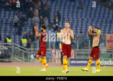 Rom, Italien, 23. Oktober, 2018. Von links, Roma's Federico Fazio, Edin Dzeko und Aleksandar Kolarov fans Grüße am Ende der Champions League Gruppe G Fußballspiel zwischen Roma und CSKA Moskau im Olympiastadion. Roma gewann 3-0. © Riccardo De Luca UPDATE BILDER/Alamy leben Nachrichten Stockfoto