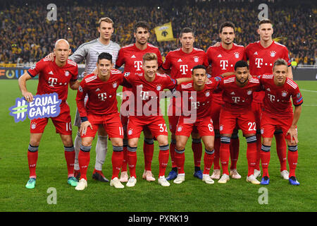 Foto des Teams FC Bayern Obere Reihe: von links nach rechts Arjen Robben (Bayern München), Torwart Manuel Neuer (FC Bayern München), Javi Martinez (Bayern München), Robert Lewandowski (Bayern München), Mats Hummels (FC Bayern München), Niklas Suele (Bayern München). Untere Reihe von links nach rechts: James Rodriguez (Bayern München), Joshua Kimmich (Bayern München), Thiago (Bayern München), Serge Gnabry (Bayern München), Rafinha (Bayern München). GES/fussball/UEFA Champions League: AEK Athen - FC Bayern München, 23.10.2018 Fußball: UEFA Champions League: AEK Athen gegen FC Bayern München, Athen, 23. Oktober 2018 | u Stockfoto